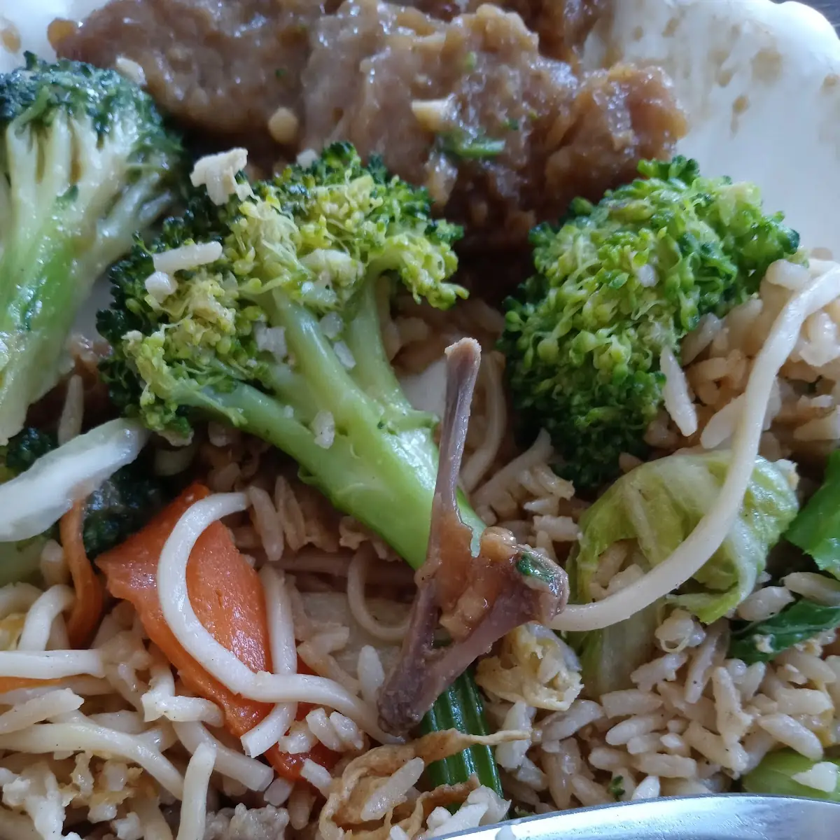 Broccoli Beef Chow Mein 芥蓝牛面